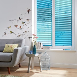 Fenster mit türkis-blauen Teba Jalousien