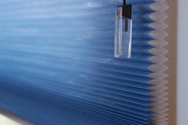 SmartCord Detailansicht blaues Teba Wabenplissee